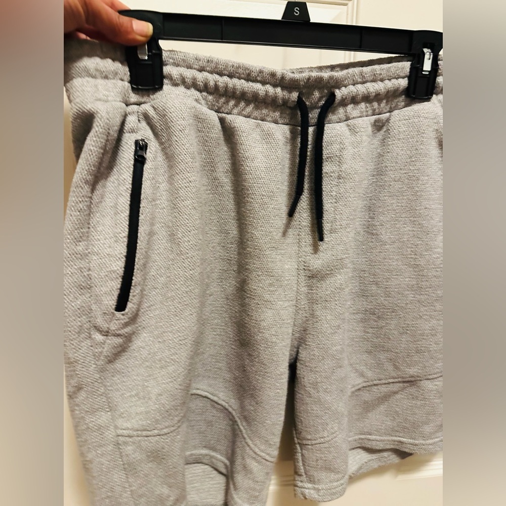 Cool boys/man short ! It is in great condition.size L.